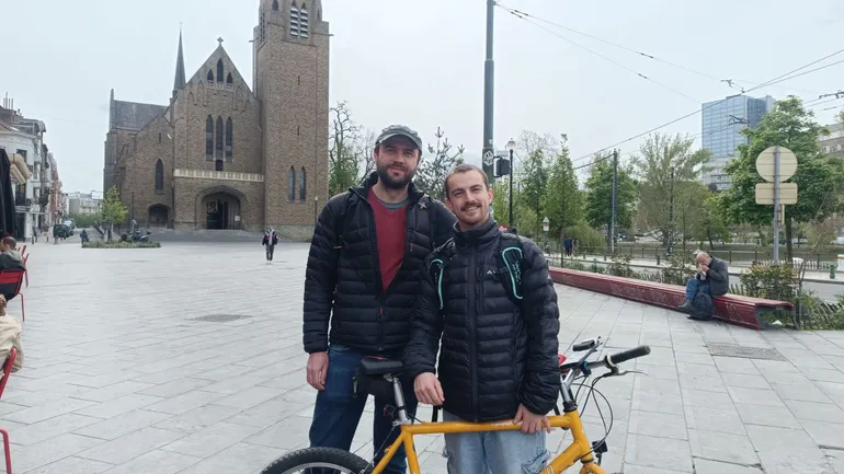 Mattéo (à droite) a pu rencontrer le militant allemand en découvrant ses affiches.