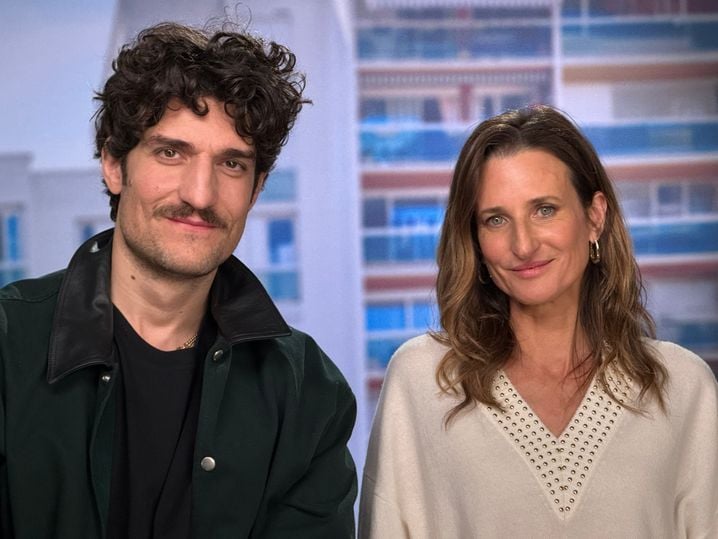 Louis Garrel et Camille Cottin interprètent les parents des réalisateurs Eric Toledano et Olivier Nakache.