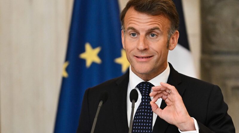 Carburants : Emmanuel Macron envisage une « pénurie » en France depuis Athènes