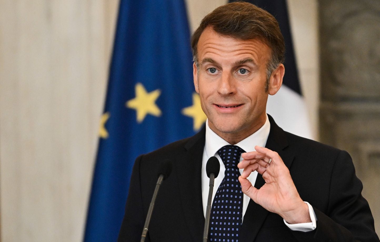 Carburants : Emmanuel Macron envisage une « pénurie » en France depuis Athènes