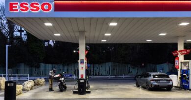 Carburants : Lescure demande une réaction des distributeurs face à la baisse des prix