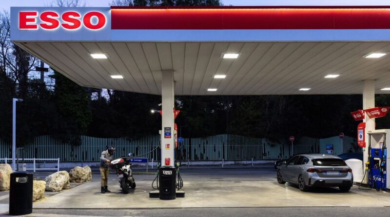 Carburants : Lescure demande une réaction des distributeurs face à la baisse des prix