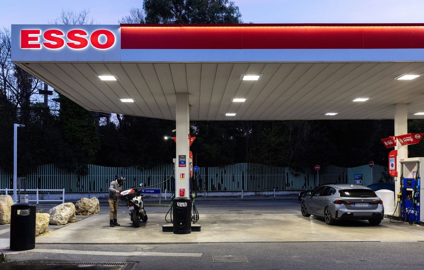 Carburants : Lescure demande une réaction des distributeurs face à la baisse des prix