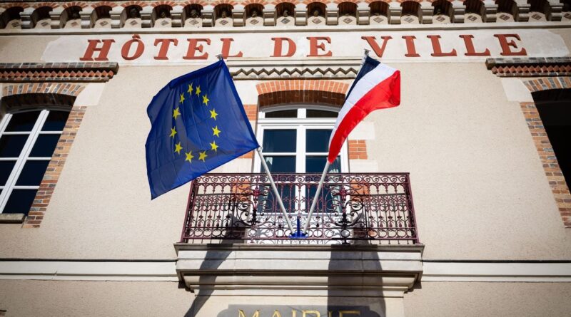 Ces maires RN critiquent le drapeau européen tout en profitant des fonds de l'UE