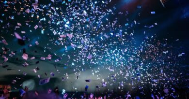 Chine : Une femme jette des billets, émeute dans la rue