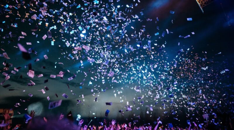 Chine : Une femme jette des billets, émeute dans la rue