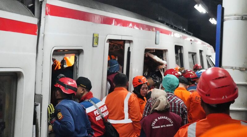 Collision entre deux trains en Indonésie : au moins sept morts.