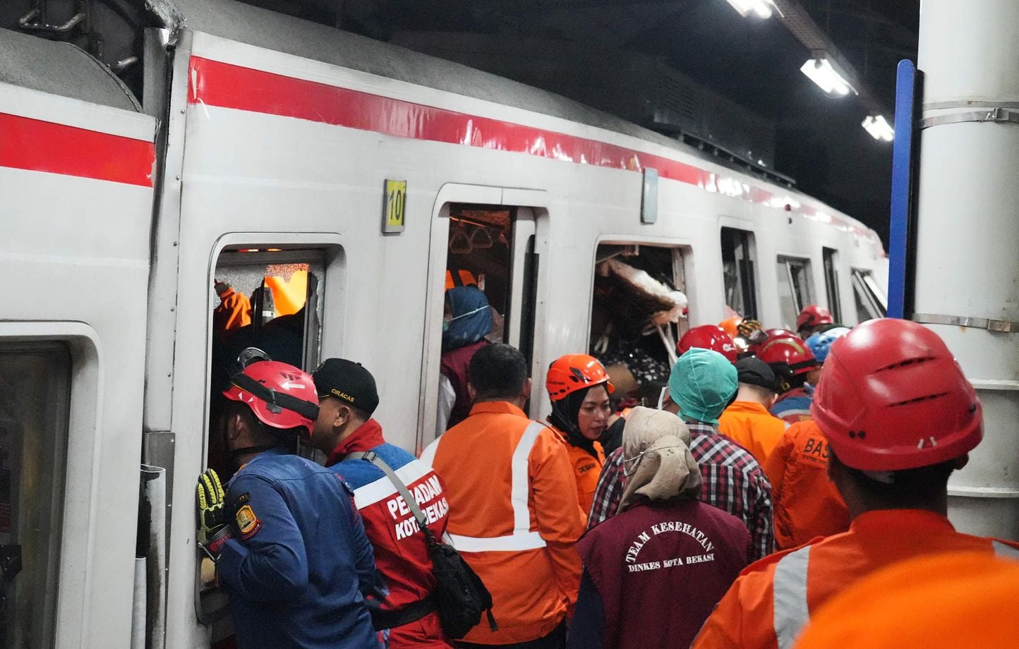 Collision entre deux trains en Indonésie : au moins sept morts.