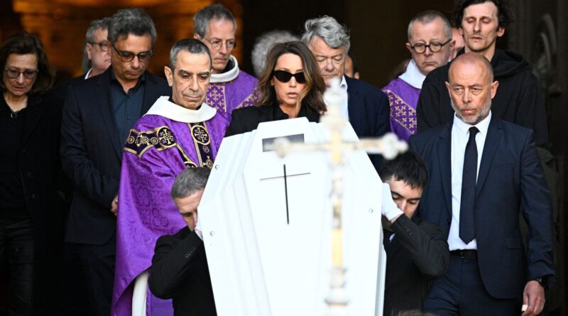 Décès de Nathalie Baye : hommage de centaine d'anonymes et du cinéma