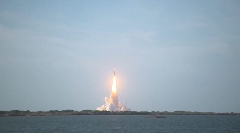 Décollage d'Artémis 2 : quatre astronautes vers la Lune, première en 50 ans.