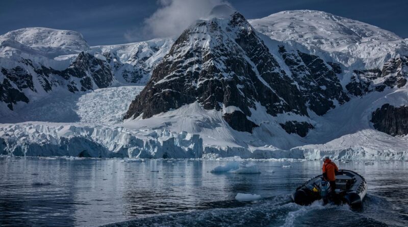 Des chercheurs découvrent une nouvelle île en Antarctique après une tempête.