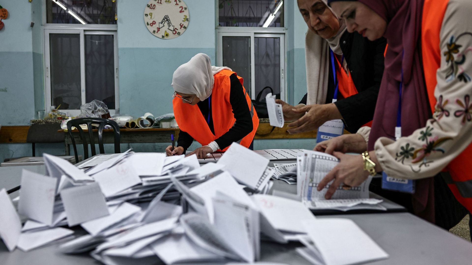 Des Palestiniens votent aux municipales, premier scrutin depuis la guerre.