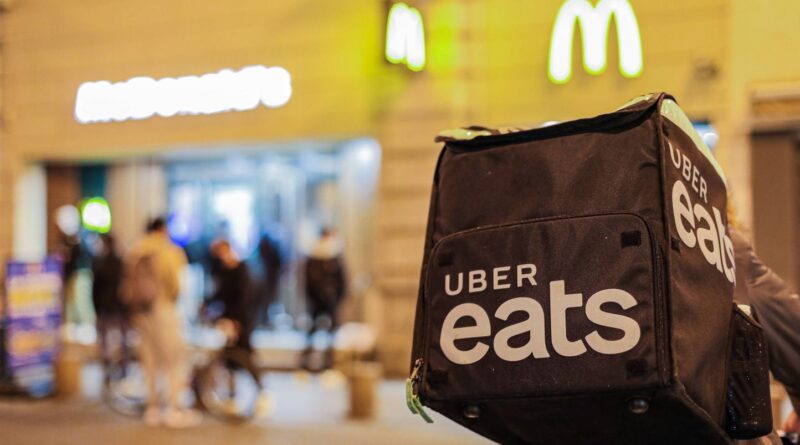 Des parlementaires réclament la requalification en salariés des VTC, livreurs, coursiers.