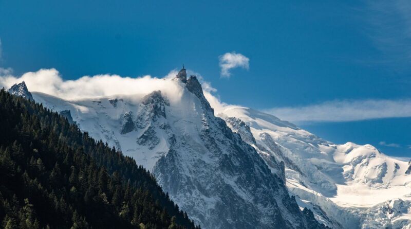 Deux Français établissent un nouveau record d'ascension du Mont-Blanc : « C'était dur »