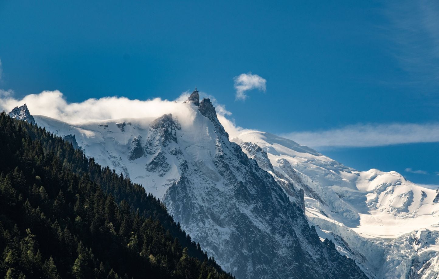 Deux Français établissent un nouveau record d'ascension du Mont-Blanc : « C'était dur »