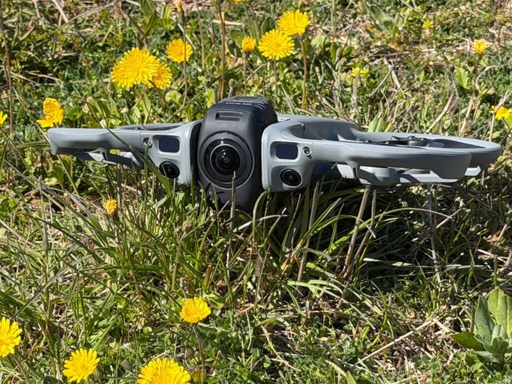 L'Avata 360 dispose de deux caméras pour filmer à 360° jusqu'en 8K (4K + 4K).