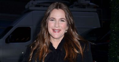 Drew Barrymore en larmes sur son talk-show évoque ses césariennes.