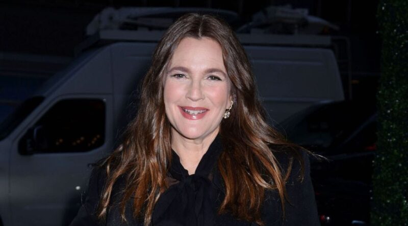 Drew Barrymore en larmes sur son talk-show évoque ses césariennes.