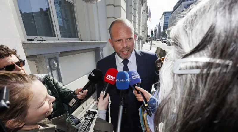 Drones dans l'espace aérien : Francken exige un audit sur achats Défense.