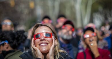 Eclipse solaire du 12 août : achetez des lunettes de protection.