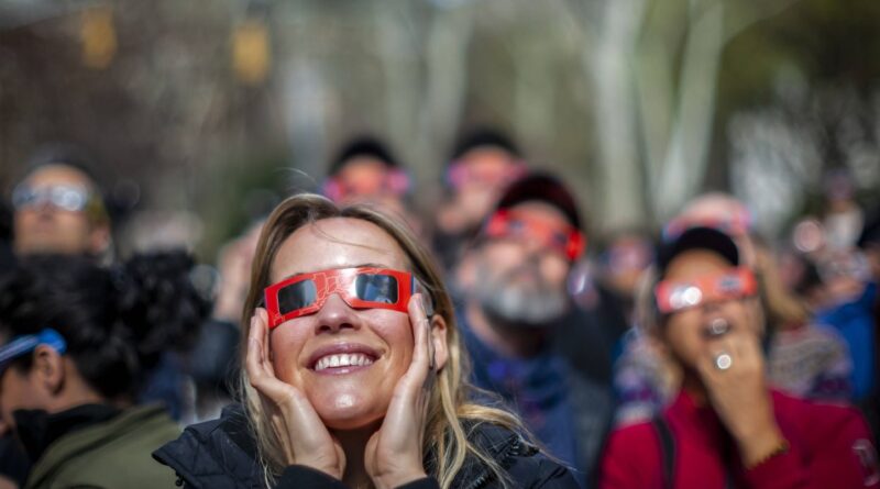 Eclipse solaire du 12 août : achetez des lunettes de protection.