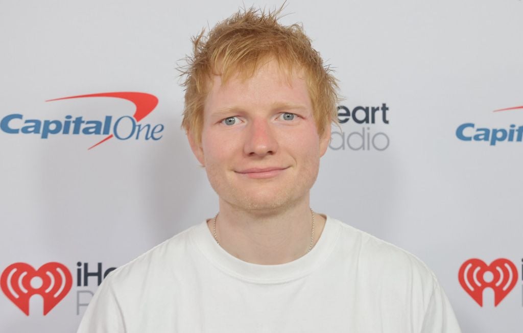 Ed Sheeran se rase la tête pour un « nouveau départ » après un souci de santé.