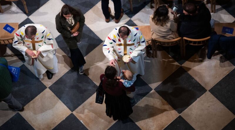 Eglise catholique : Un évêque belge relance le débat sur l'ordination des hommes mariés.