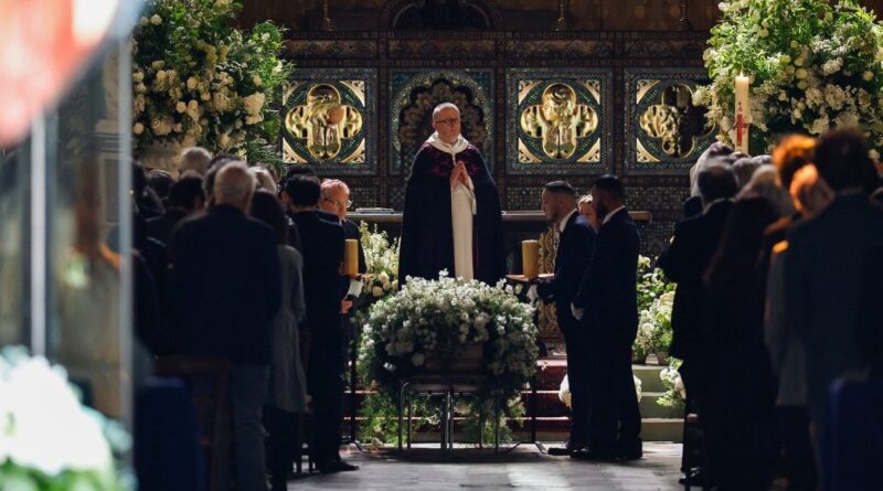 EN IMAGES : Balasko, Canet, Lelouch rendent hommage à Nadia Farès