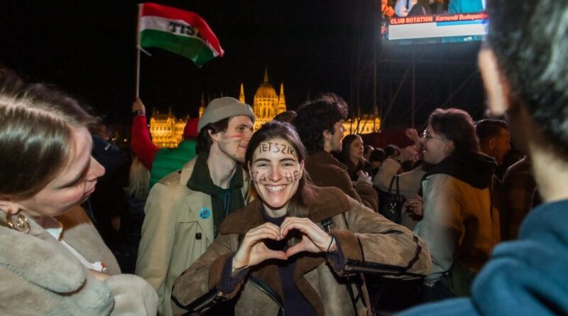 En images : Fête nocturne en Hongrie après la défaite d'Orbán
