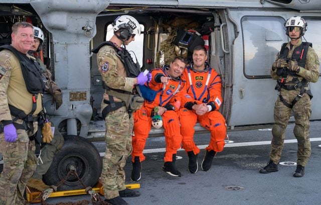 EN IMAGES : Le retour impressionnant sur Terre des astronautes d'Artemis 2