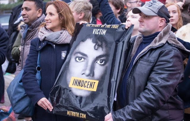Des fans de Michael Jackson se rassemblent devant Channel 4 pour protester contre le documentaire « Leaving Nerverland ».