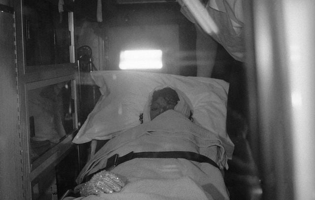 Michael Jackson dans une ambulance après avoir subi des brûlures au deuxième degré au cuir chevelu.