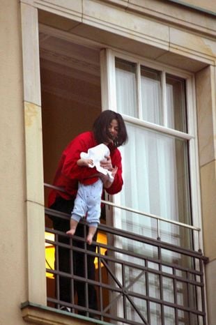 Michael Jackson « présente » son fils à ses fans.