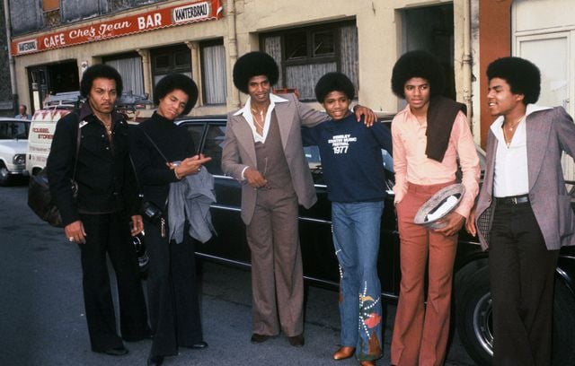 Joe Jackson (à gauche) aux côtés de Tito, Jackie, Marlon, Michael et Jermaine Jackson.