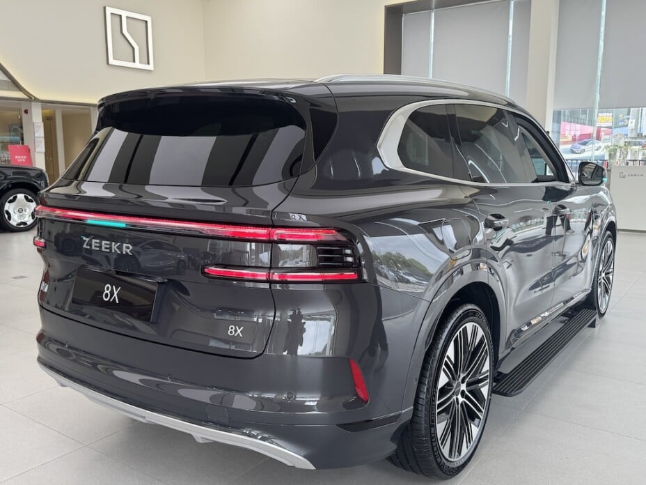 Essai du Zeekr 8X : 1 381 ch, luxe en 9 minutes contre Porsche et Mercedes