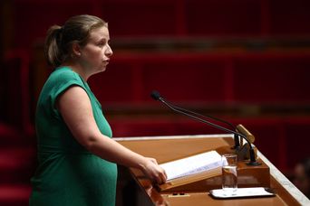 Femmes politiques et maternité : défis au sein des institutions masculines.