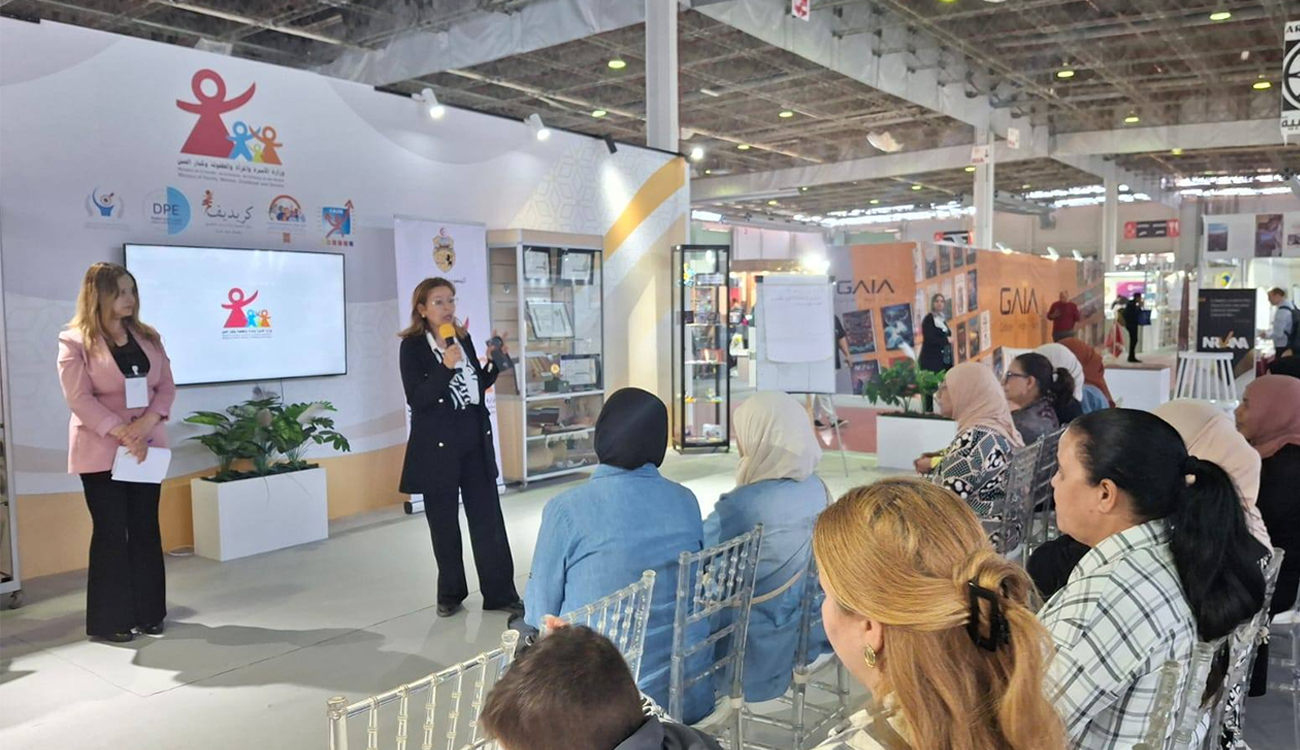 Foire internationale du livre de Tunis : liens parents-enfants et enjeux numériques.