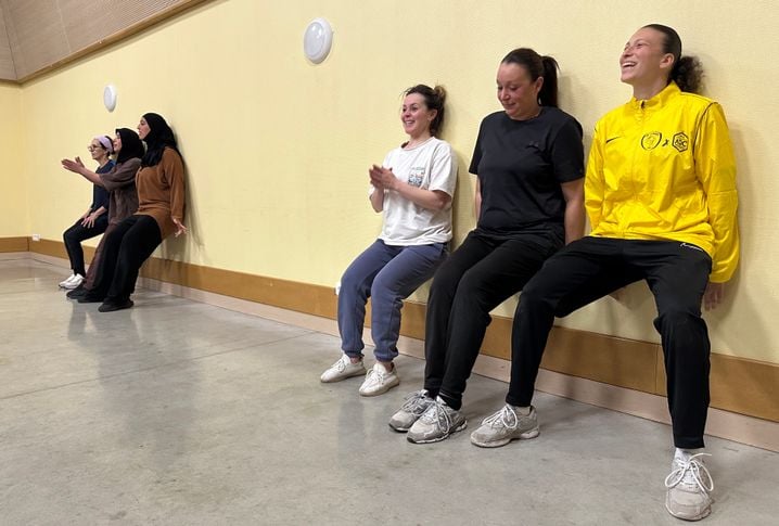 Egalement coach des U13 féminines à Lyon La Duchère, Célia Cherif (à droite) encadre deux fois par semaine l'activité fit foot.