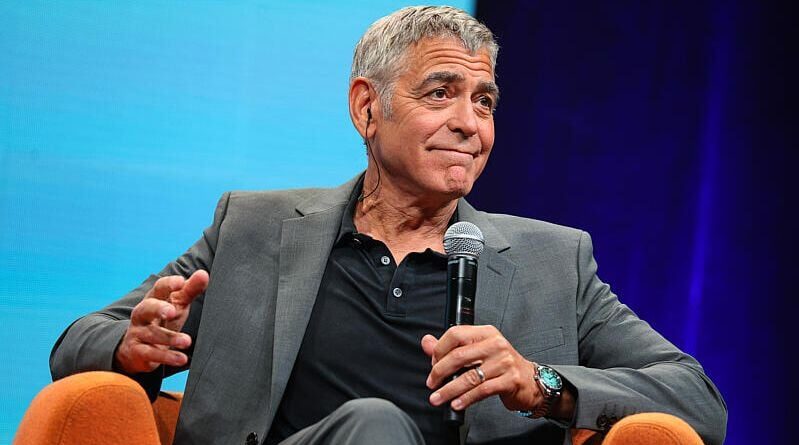George Clooney critique l'administration Trump et leurs insultes sur le conflit iranien.
