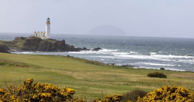 Greenpeace installe des petites éoliennes sur un golf de Donald Trump.