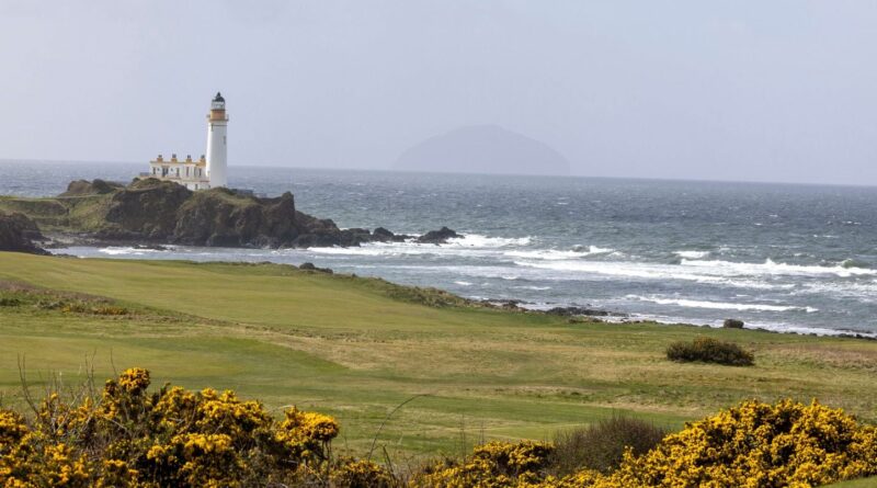 Greenpeace installe des petites éoliennes sur un golf de Donald Trump.