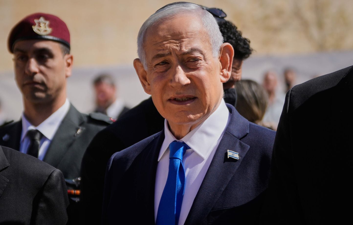 Guerre au Moyen-Orient : Israël et Hezbollah ne cessent pas les frappes malgré la trêve.