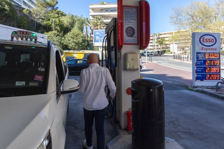 La semaine dernière, le prix du gazole a battu un nouveau record absolu depuis 1985 en France avec un litre qui a atteint 2,188 euros en moyenne. Et bien plus dans certains endroits comme ici dans cette station-service à Cannes (Alpes-Maritimes).
