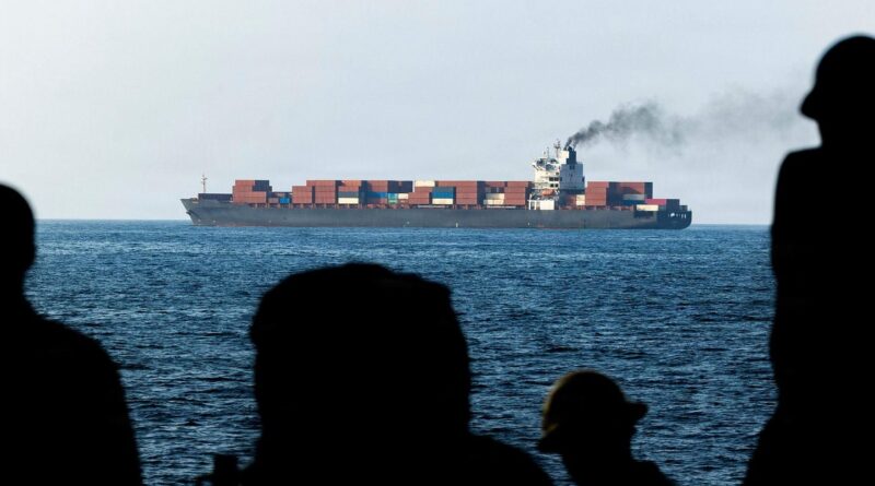 Guerre au Moyen-Orient : Trump ordonne la destruction des bateaux iraniens.