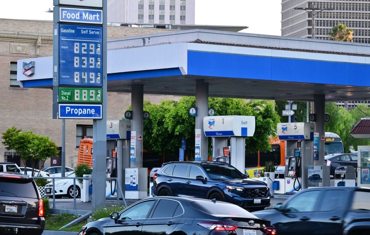 Guerre en Iran : La Maison-Blanche évoque un long blocus, pétrole à 125 dollars