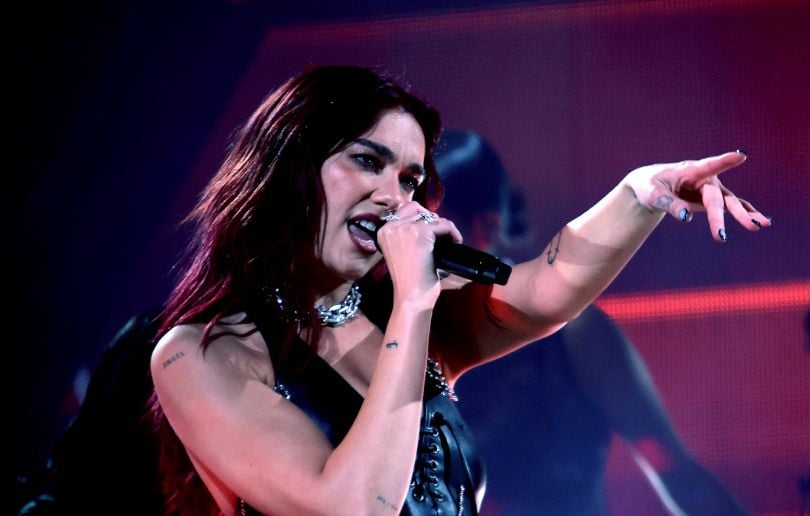 Guerre en Ukraine : L’armée remercie Dua Lipa pour son aide financière à un véhicule médical
