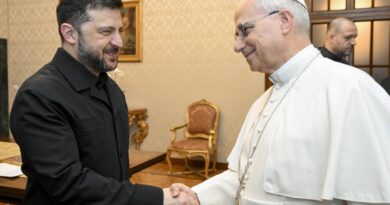 Guerre en Ukraine : le pape s'adresse à Zelensky, Moscou attaque de jour.