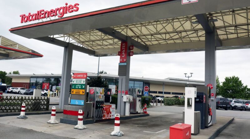 Hausse des prix : TotalEnergies enregistre des profits, la classe politique s'agace.