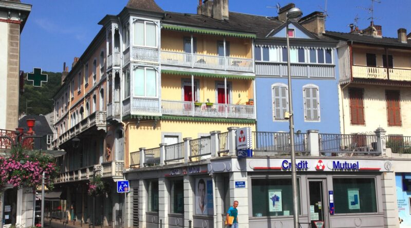 Hautes-Pyrénées : Une mairie porte plainte contre des tags ciblant Bally Bagayoko et Rima Hassan