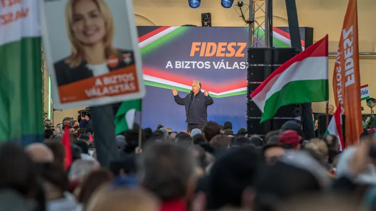 Le Premier ministre hongrois Viktor Orbán prononce un discours lors d’un meeting électoral le 9 avril 2026 à Debrecen, en Hongrie. Les élections législatives auront lieu en Hongrie le 12 avril 2026.
